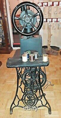 1913 Antique Industrial Leather Cobbler Singer Sewing Machine 29-4 Iron Treadle