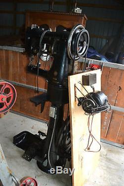 Antique cast iron SINGER Harness Leather Cobbler Sewing Machine- model 9710