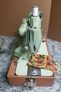 Mint Green Color Singer Model 15-125 Sewing Machine with Foot Control & Case Nice
