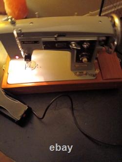 READ'S Sailmaker Heavy Duty ZigZag Sewing Machine + Case