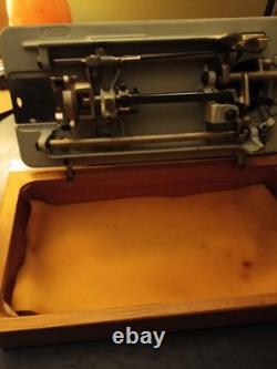 READ'S Sailmaker Heavy Duty ZigZag Sewing Machine + Case