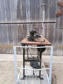 SINGER 400W1 Antique Industrial Sewing Machine with Stand
