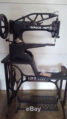 Singer 29-4 Cobbler Shoe Patch Leather Sewing Machine, Rotating Foot, Sews Great