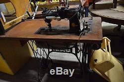 Singer 72w19 Sewing Machine With Table