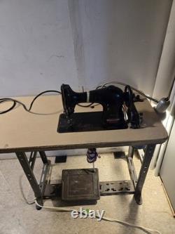 Singer Vintage Industrial Sewing Machine Model 95-10 Heavy Duty, Classic Singer Vintage Industrial Sewing Machine Model 95-10 Heavy Duty, Classic