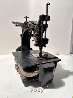 Union Special Half Size/Short Throw Industrial Sewing Machine Head Model 1800 Z
