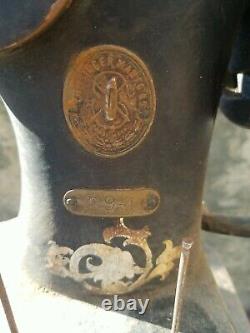 VINTAGE SINGER 29-4 INDUSTRIAL COBBLER LEATHER TREADLE SEWING MACHINE WithSTAND