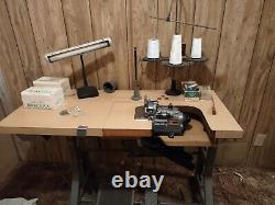 VINTAGE SINGER 460 13 OVERLOCK INDUSTRIAL SEWING MACHINE With TABLE LAMP SPOOLS
