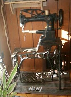 Vintage Singer 29-4 Industrial Cobbler Leather Treadle Sewing Machine / Used