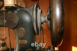 Vintage Singer 29-4 Industrial Cobbler Leather Treadle Sewing Machine / Used